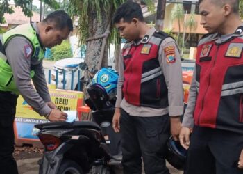 Patroli rayon di wilayah tertentu berhasil melaksanakan kegiatan mobile rutinnya dalam menjaga ketertiban lalu lintas. Pada kegiatan tersebut, petugas patroli menemukan sebuah kendaraan roda dua (R2) yang tidak dilengkapi dengan Tanda Nomor Kendaraan Bermotor (TNKB), melanggar aturan lalu lintas yang berlaku, Kamis (30/5/2024).