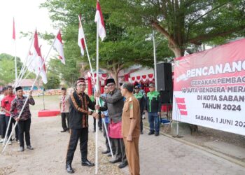 Pemerintah Kota Sabang membagikan bendera merah putih pada pelaksanaan upacara peringatan Hari Lahir Pancasila 1 Juni 2024.