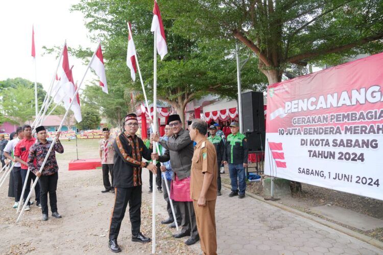 Pemerintah Kota Sabang membagikan bendera merah putih pada pelaksanaan upacara peringatan Hari Lahir Pancasila 1 Juni 2024.