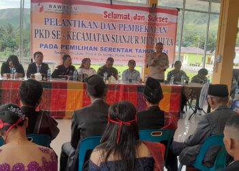 Personil Polsek Jajaran Polres Samosir menghadiri dan mengamankan pelantikan serta pengambilan sumpah Panitia Pengawas Pemilihan Umum Kelurahan Desa (PKD) se-Kabupaten Samosir untuk Pilkada Serentak 2024. Acara tersebut digelar di berbagai lokasi untuk setiap kecamatan. (01 Juni 2024)