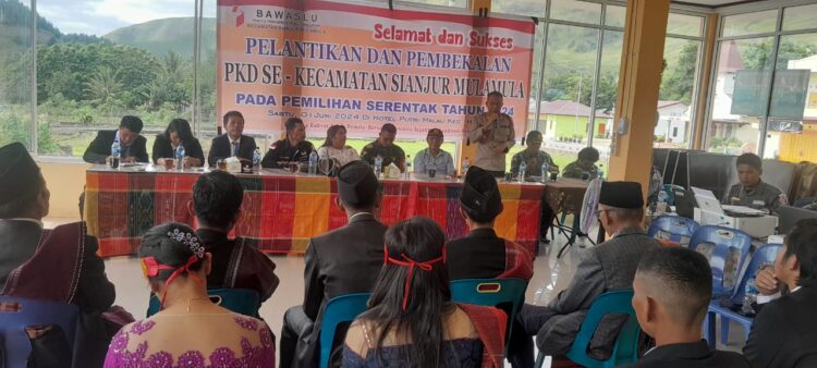 Personil Polsek Jajaran Polres Samosir menghadiri dan mengamankan pelantikan serta pengambilan sumpah Panitia Pengawas Pemilihan Umum Kelurahan Desa (PKD) se-Kabupaten Samosir untuk Pilkada Serentak 2024. Acara tersebut digelar di berbagai lokasi untuk setiap kecamatan. (01 Juni 2024)