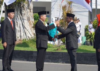 Bendera merah putih dibagikan secara simbolis oleh Pj. Wali Kota Tegal bersama Forkopimda, Sekretaris Daerah dan Kepala Badan Kesatuan Bangsa dan Politik Kota Tegal kepada penerima yang terdiri dari Camat Tegal Timur, Lurah Slerok, Ketua FKUB Kota Tegal, Ketua FKDM Kota Tegal, Ketua Senkom Mitra Polri, Ketua Kwarcab Gerakan Pramuka Kota Tegal, Ketua KNPI Kota Tegal, Ketua Persatuan Keluarga Besar Purnawirawan Polri, Ketua PPI Kota Tegal dan Ketua LSM Harimau Kota Tegal.