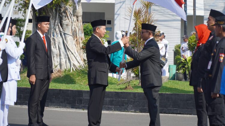 Bendera merah putih dibagikan secara simbolis oleh Pj. Wali Kota Tegal bersama Forkopimda, Sekretaris Daerah dan Kepala Badan Kesatuan Bangsa dan Politik Kota Tegal kepada penerima yang terdiri dari Camat Tegal Timur, Lurah Slerok, Ketua FKUB Kota Tegal, Ketua FKDM Kota Tegal, Ketua Senkom Mitra Polri, Ketua Kwarcab Gerakan Pramuka Kota Tegal, Ketua KNPI Kota Tegal, Ketua Persatuan Keluarga Besar Purnawirawan Polri, Ketua PPI Kota Tegal dan Ketua LSM Harimau Kota Tegal.