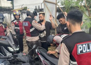 Patroli yang dilakukan oleh Polresta Manado di wilayah Kairagi Satu, Kecamatan Mapanget, berbuah hasil saat mereka berhasil menemukan dua unit kendaraan tanpa menggunakan plat nomor. Dalam kegiatan yang dilaksanakan secara rutin ini, polisi berhasil mengamankan kedua kendaraan tersebut dan menggiringnya ke pos pelayanan tilang untuk proses lebih lanjut, Jumat (31/5/2024).