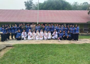 Plh Kapolsek Muara Kuang Polres Ogan Ilir Polda Sumsel, Ipda M Ibnu Irfan, SH hadir dalam upacara peringatan Hari Lahir Pancasila di halaman SMP Negri 1 Muara Kuang Kecamatan Muara Kuang, Kabupaten Ogan Ilir. Sabtu (01/06/2024).