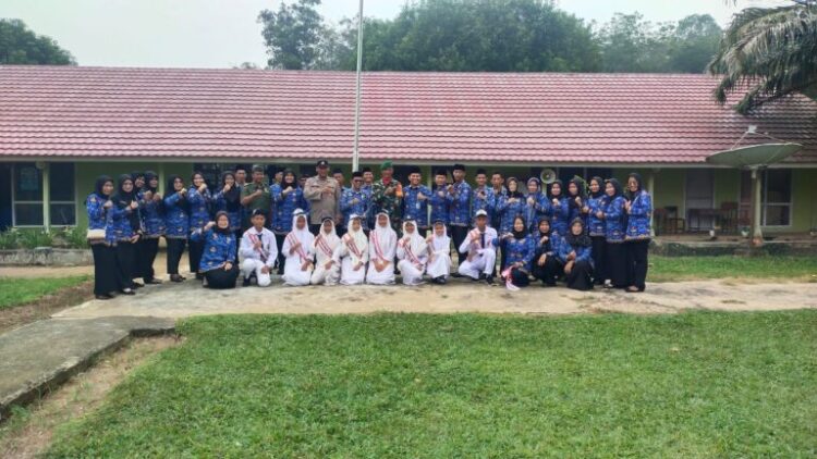 Plh Kapolsek Muara Kuang Polres Ogan Ilir Polda Sumsel, Ipda M Ibnu Irfan, SH hadir dalam upacara peringatan Hari Lahir Pancasila di halaman SMP Negri 1 Muara Kuang Kecamatan Muara Kuang, Kabupaten Ogan Ilir. Sabtu (01/06/2024).