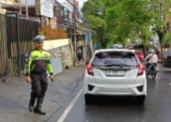 Petugas Sat Lantas Polresta Manado dengan sigap mengambil tindakan untuk mengurai kemacetan dan memastikan kelancaran arus lalu lintas di titik-titik rawan. Kehadiran mereka di lapangan memberikan solusi instan bagi kendaraan yang terjebak di kemacetan, serta membantu mengurangi potensi kecelakaan lalu lintas, Sabtu (1/6/2024).