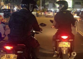 Personel Satuan Samapta Polresta Manado melaksanakan patroli presisi di sekitar wilayah Kelurahan Banjer, Lingkungan IV dan V, Kecamatan Tikala, pada hari Jumat (31/5/2024) malam.