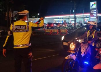 Personel Satuan Lalu Lintas (Sat Lantas) Polresta Manado melakukan langkah inovatif dengan meluncurkan program “Inovasi Silau Mata,” yang bertujuan untuk mencegah gangguan ketertiban masyarakat (Kamtibmas) di daerah keramaian kota, Sabtu (1/6/2024).