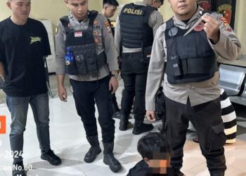 Patroli Rayon Samapta Polresta Manado melakukan penggeledahan di sekitar pintu masuk dan keluar kawasan, dengan tujuan untuk menjaga keamanan wilayah, Sabtu (1/6/2024).