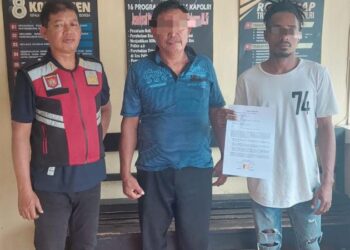 Polisi Lingkungan dari Polsek Wori, Aiptu Ronny Erlangga, mengadakan kegiatan problem solving untuk menangani berbagai masalah terkait perilaku tidak menyenangkan di lingkungan sekitar, Sabtu (1/6/2024).