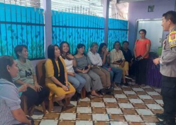 Bhabikamtibmas Kelurahan Kombos Timur-Barat, Bripka Jefta B. Pandeiroot, melaksanakan kegiatan Binluh Kamtibmas kepada warga masyarakat Kelurahan Kombos Barat sekitar II Kecamatan Singkil, Sabtu (1/6/2024).