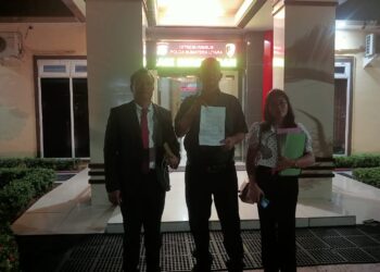 IP: Irwansyah Putra/H: Hamizal/K: Kamiso
PENUHI PANGGILAN: Rahman Tuah Nasution yang didampingi penasehat hukumnya Poltak Silitonga memenuhi undangan penyidik Ditreskrimsus terkait laporan penutupan akses Jalan Kampung Kompak ke Polda Sumut, Senin (3/6) (Foto:mitrapolri.com/Tumpal Manik)