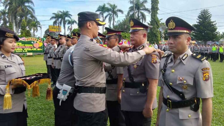 Sebanyak 7 Perwira di jajaran Polres Kabupaten Ogan Ilir di Mutasi. 7 Perwira itu adalah Wakapolres, 3 Kasat dan 3 Kapolsek. Kegiatan pelantikan dan pengambilan sumpah jabatan ini dilakukan langsung Kapolres Kabupaten Ogan Ilir, AKBP Andi Basro Rahman dihalaman Mapolres Ogan Ilir, Selasa 04 Juni 2024.