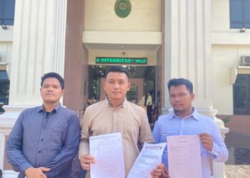 Kuasa Hukum korban KDRT, Paul J J Tambunan, usai memasuki surat tanggapan atas hasil banding di PT Medan, Jalan Ngumban Surbakti, Kecamatan Medan Selayang, Selasa (4/6/24).
