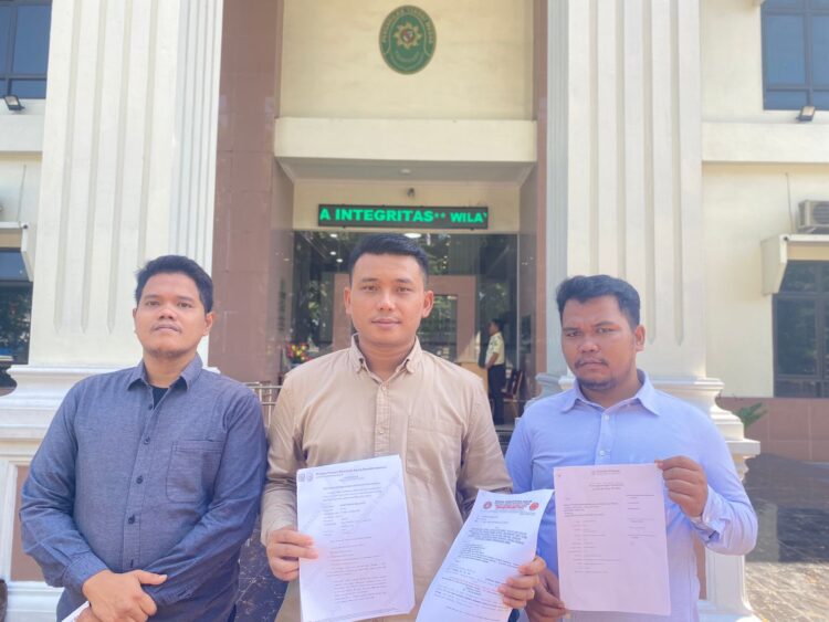 Kuasa Hukum korban KDRT, Paul J J Tambunan, usai memasuki surat tanggapan atas hasil banding di PT Medan, Jalan Ngumban Surbakti, Kecamatan Medan Selayang, Selasa (4/6/24).