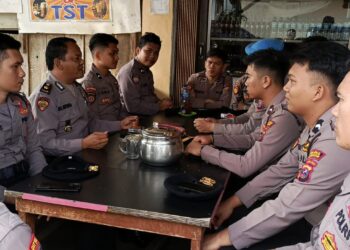 Kabag SDM Polres Samosir Kompol M.S Ritonga, S.H., M.H, dan Kasi Propam IPDA Darmono Samosir, S.H, menyelenggarakan Coffee Morning bersama 14 Bintara Remaja Polres Samosir yang baru saja ditempatkan di Polres Samosir.Selasa, (04/06/2024)