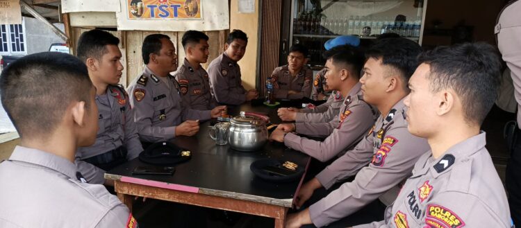 Kabag SDM Polres Samosir Kompol M.S Ritonga, S.H., M.H, dan Kasi Propam IPDA Darmono Samosir, S.H, menyelenggarakan Coffee Morning bersama 14 Bintara Remaja Polres Samosir yang baru saja ditempatkan di Polres Samosir.Selasa, (04/06/2024)