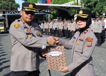Kapolresta Manado, Kombes Pol Julianto Sirait, menggelar acara penghargaan bagi Satuan Kerja (Satker) dan personel Polresta Manado yang telah menunjukkan prestasi dalam pelaksanaan tugas mereka. Acara penghargaan ini dilaksanakan sebagai bentuk apresiasi atas dedikasi serta kontribusi yang luar biasa dari para anggota kepolisian dalam menjaga keamanan dan ketertiban di wilayah hukum Polresta Manado, Senin (3/6/2024).
