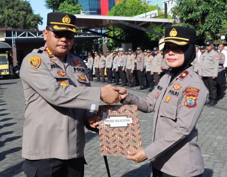 Kapolresta Manado, Kombes Pol Julianto Sirait, menggelar acara penghargaan bagi Satuan Kerja (Satker) dan personel Polresta Manado yang telah menunjukkan prestasi dalam pelaksanaan tugas mereka. Acara penghargaan ini dilaksanakan sebagai bentuk apresiasi atas dedikasi serta kontribusi yang luar biasa dari para anggota kepolisian dalam menjaga keamanan dan ketertiban di wilayah hukum Polresta Manado, Senin (3/6/2024).