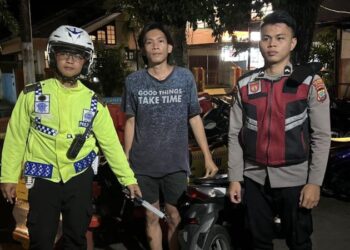 Tim Patroli Rayon Samapta Polresta Manado melakukan kegiatan rutin hunting Terbatas Nomor Kendaraan Bermotor (TNKB). Pada hari ini, patroli yang dilakukan di Malalayang menghasilkan temuan yang cukup signifikan, Minggu ( 2/6/2024).