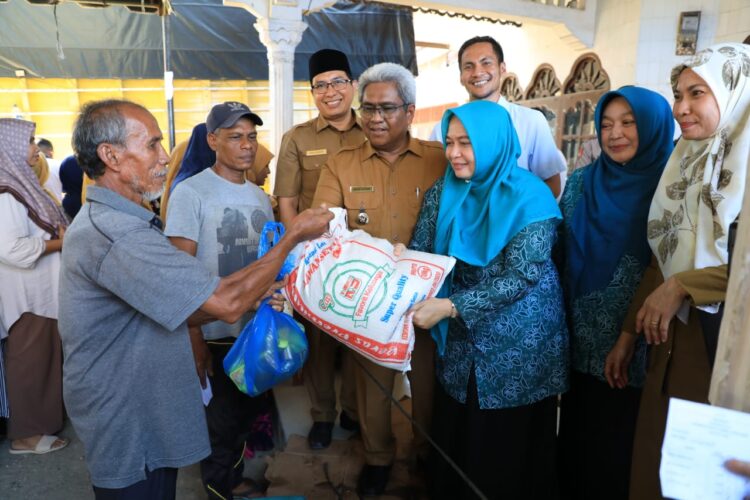 Pemerintah Kabupaten Aceh Utara melalui Dinas Perdagangan, Perindustrian, Koperasi ran Usaha Kecil Menengah (Disperindagkop UKM) menggelar pasar murah di sejumlah kecamatan. Kegiatan ini digelar dalam rangka menekan angka inflasi sekaligus untuk menjaga kestabilan harga Sembako menjelang Hari Raya Idul Adha 1445 Hijriah/2024M.