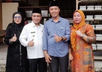 Wakil Bupati Ogan Ilir H Ardani SH bersama Hj Fauziah Mawardi menghadiri kegiatan pengajian ibu PKK yang rutin diadakan pada setiap bulannya. Menurut Wakil Bupati Ogan Ilir, H.Ardani SH, kedatangannya ke Desa Ketapang 2 Kecamatan Rantau Panjang, bersama Hj Fauziah Mawardi menghadiri kegiatan Rutin Pengajian Ibu – ibu PKK yang diadakan di Masjid Darussalam, Selasa (04/06/2024).