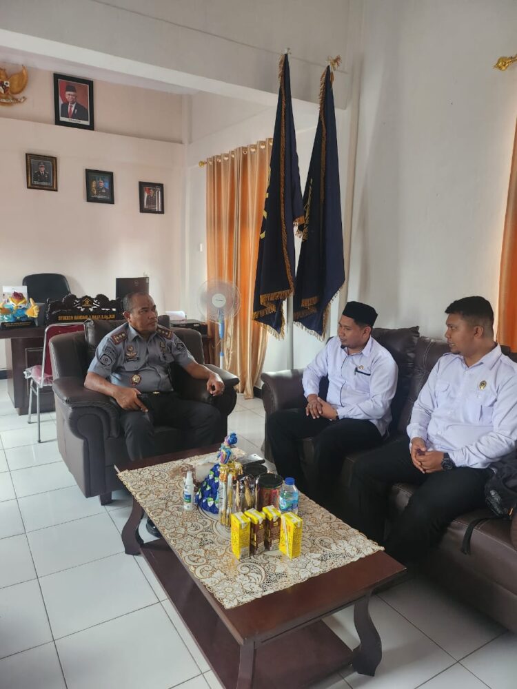 Kepala Lapas Kelas IIB Bitung, Syukron Hamdani, berkoordinasi dengan Bidang Bimbingan Masyarakat (Bimas) Muhammad Akil dan jajaran penyuluh keagamaan Kantor Urusan Agama Ranowulu. Dalam pertemuan tersebut, Syukron membahas tentang proses pembinaan kerohanian warga binaan.