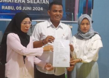 Rohiman Kepala Desa Teluk Kecapi, Kecamatan Pemulutan, Kabupaten Ogan Ilir, Rohiman, akhirnya angkat bicara terkait video penggerebekan dirinya. Di hadapan masyarakat dan awak media di Kantor Kades Teluk Kecapi, Rabu (05/06/2024), Kades Teluk Kecapi tersebut, membantah dengan tegas tuduhan perselingkuhan dirinya.