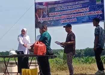 Kegiatan menabur benih ikan di aliran sungai yang melintas di seputaran wilayah kerja PKS Sei Baruhur desa Torgamba Kecamatan Torgamba di pimpin langsung oleh Manajer PKS Sei Baruhur Aris Sudiar ST di dampingi oleh Staf dan jajaran manajemen serta karyawan PKS Sei Baruhur.