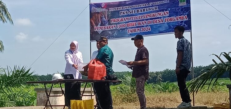 Kegiatan menabur benih ikan di aliran sungai yang melintas di seputaran wilayah kerja PKS Sei Baruhur desa Torgamba Kecamatan Torgamba di pimpin langsung oleh Manajer PKS Sei Baruhur Aris Sudiar ST di dampingi oleh Staf dan jajaran manajemen serta karyawan PKS Sei Baruhur.