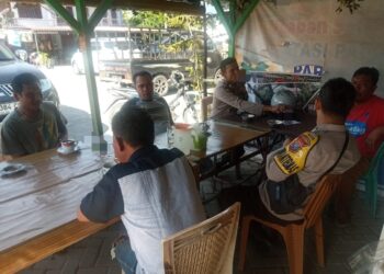 Personil Bhabinkamtibmas Polsek Palipi Bripka M Syafei dan Brigadir Herman Siahaan, melakukan penggalangan dukungan dari Pengurus Marga Sitohang Kabupaten Samosir. Rabu, (05/06/2024)