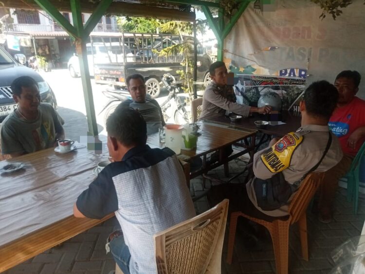 Personil Bhabinkamtibmas Polsek Palipi Bripka M Syafei dan Brigadir Herman Siahaan, melakukan penggalangan dukungan dari Pengurus Marga Sitohang Kabupaten Samosir. Rabu, (05/06/2024)