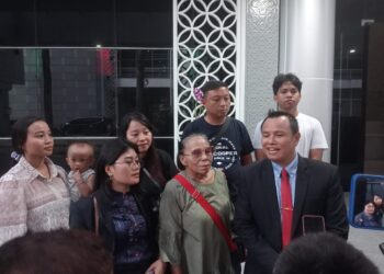 BERI PENJELASAN: Tianas Situmorang yang didampingi kuasa hukumnya Poltak Silitonga memberikan penjelasan terkait hasil RDP dengan Komisi C DPRD Sumut terkait kasus dengan Bank Sumut, Rabu (5/6). (Foto Dok/Poltak Silitonga)