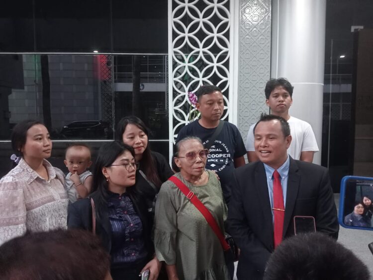 BERI PENJELASAN: Tianas Situmorang yang didampingi kuasa hukumnya Poltak Silitonga memberikan penjelasan terkait hasil RDP dengan Komisi C DPRD Sumut terkait kasus dengan Bank Sumut, Rabu (5/6). (Foto Dok/Poltak Silitonga)