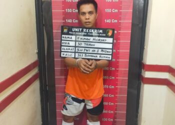 DIAMANKAN: Ditembak polisi karena melakukan perlawanan dan berusaha kabur, pelaku spesialis curat di dalam rumah berinisial FH alias P Man diamankan di Polsek Medan Baru guna mempertanggung jawabkan perbuatannya, Kamis (6/6/2024).(Foto Dok/Polsek)