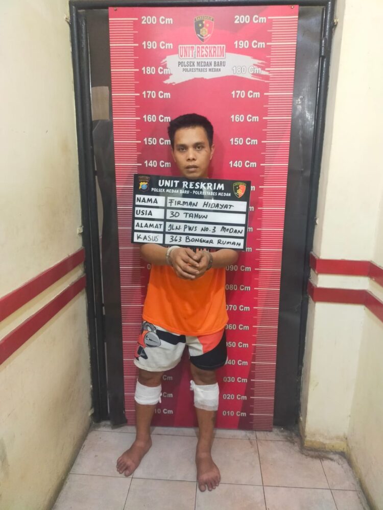 DIAMANKAN: Ditembak polisi karena melakukan perlawanan dan berusaha kabur, pelaku spesialis curat di dalam rumah berinisial FH alias P Man diamankan di Polsek Medan Baru guna mempertanggung jawabkan perbuatannya, Kamis (6/6/2024).(Foto Dok/Polsek)