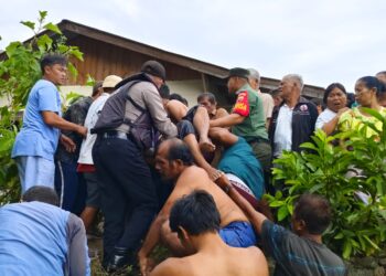 Kapolsek Simanindo AKP Nandi Butarbutar S.H memimpin pencarian seorang pria dewasa yang tenggelam. Pencarian ini melibatkan anggota Polsek Simanindo, Satpol Airud bersama masyarakat sekitar. Kamis, (06/06/2024).
