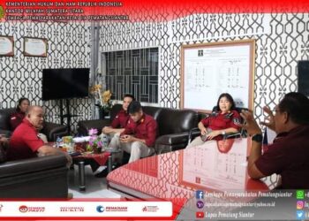 Jajaran Pejabat Struktural Kelas IIA Pematangsiantar melaksanakan rapat internal untuk membahas persiapan kegiatan yang akan dilaksanakan selama perayaan Idhul Adha, yang diselenggarakan di Ruang KaLapas pada Rabu, (6 Juni 2024).