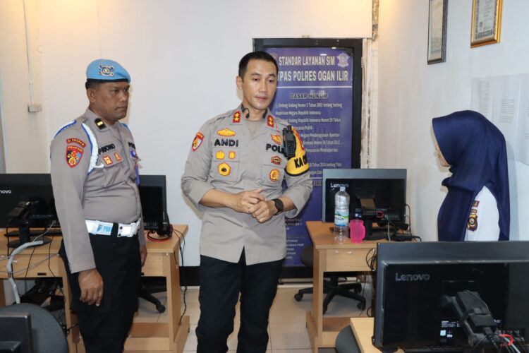 Kapolres ogan ilir yang didampingi oleh kanit provos ipda priyono SH melakukan pengecekan terhadap kebersihan dan kesiapan semua peralatan pendukung yang ada dì pelayanan polres.