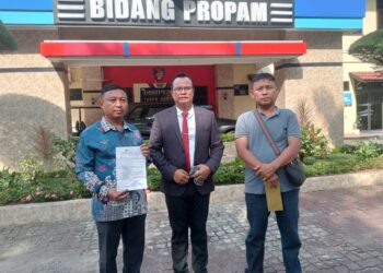 DATANGI BID PROPAM POLDA SUMUT: Hotler Tua Panggabean didampingi penasehat hukumnya Poltak Silitonga, SH, MH mendatangi Bid Propam Polda Sumut, Senin (3/6). (Foto: Dok/T77)