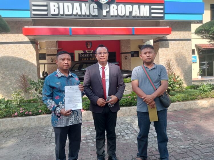 DATANGI BID PROPAM POLDA SUMUT: Hotler Tua Panggabean didampingi penasehat hukumnya Poltak Silitonga, SH, MH mendatangi Bid Propam Polda Sumut, Senin (3/6). (Foto: Dok/T77)