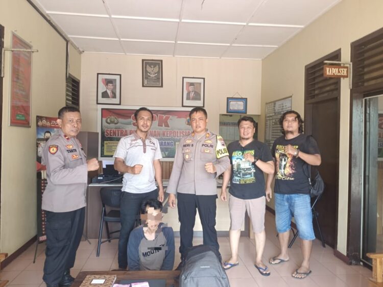 Polsek Ajibarang Polresta Banyumas Polda Jateng berhasil mengamankan
seorang pria berinisaial DD (49) warga Kelurahan Cakung Barat Kecamatan Cakung Jakarta Timur. Dia diamankan pihak Kepolisian karena mencuri laptop di dalam Bus, pada Jum'at lalu (31/5/24).