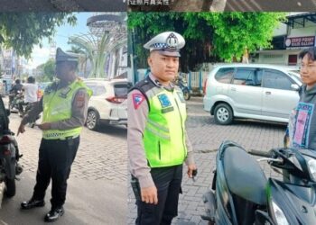 Anggota Satuan Lalu Lintas (Satlantas) Polresta Manado melaksanakan kegiatan patroli dan pengaturan lalu lintas di beberapa ruas jalan utama kota Manado, yaitu di Jln. Samratulangi, Jln. Piere Tendean, Jln. Wolter Monginsidi, dan Jln. Ahmad Yani, Rabu (5/6/2024).