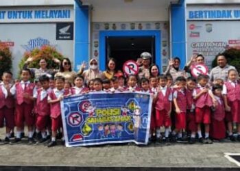 Satuan Lalu Lintas Polresta Manado menjalankan inisiatif pendidikan yang bernilai dengan menyambut siswa dari SDN 124 Manado untuk sebuah studi tur yang informatif di Satuan Patroli Polresta Manado, Rabu (6/5/2024).