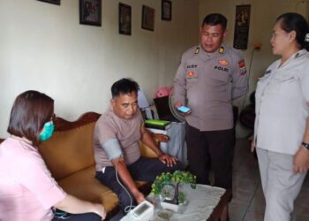 Personel dari Seksi Kedokteran dan Kesehatan (Sidokkes) Polresta Manado melaksanakan kunjungan kesehatan (Home Visit) kepada personel Polresta Manado yang sedang sakit di rumah. Kegiatan ini dilakukan di kediaman Aiptu Agus Paulus di Perumahan Asabri Kamangta pada hari Rabu, 05 Juni 2024.