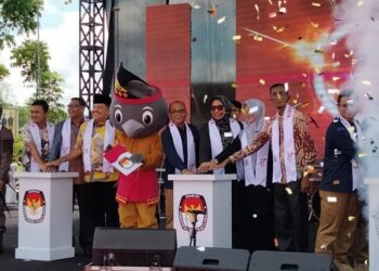 Komisi Independen Pemilihan (KIP) Kabupaten Nagan Raya, meluncurkan pemilihan Bupati dan Wakil Bupati Nagan Raya tahun 2024, Kamis (6/6/2024) di Alun-alun Kompleks Perkantoran Suka Makmue.