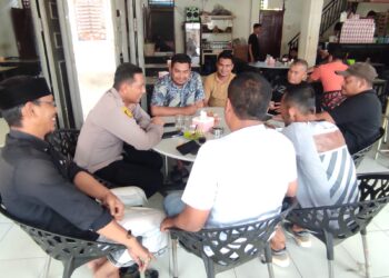 Kapolsek Syamtalira Bayu mengadakan kegiatan "Jum'at Curhat" bersama para tokoh masyarakat Kecamatan Syamtalira Bayu, di BMW Kupi, desa Keude Bayu, Kecamatan Syamtalira Bayu, Kabupaten Aceh Utara, Jumat ( 7/6/2024) pukul 08.30 WIB.
