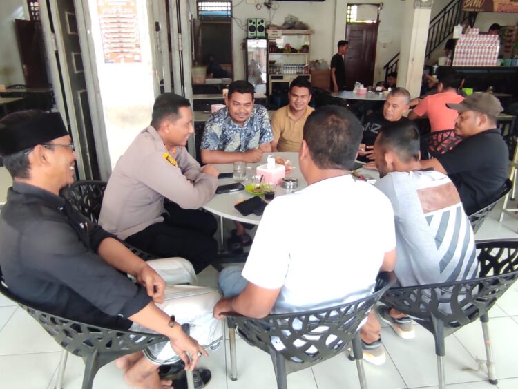 Kapolsek Syamtalira Bayu mengadakan kegiatan "Jum'at Curhat" bersama para tokoh masyarakat Kecamatan Syamtalira Bayu, di BMW Kupi, desa Keude Bayu, Kecamatan Syamtalira Bayu, Kabupaten Aceh Utara, Jumat ( 7/6/2024) pukul 08.30 WIB.
