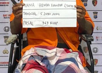 DIAMANKAN: Hendrik Tato, terduga pelaku pencurian dengan pemberatan, berikut barang bukti diamankan di Mapolres Pelabuhan Belawan Jumat (7/6/2024), setelah menjalani perawatan atas luka tembak pada kaki kananya, karena melawan petugas saat dilakukan penangkapan.(Foto Dok/Polres Belawan)